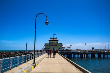 Port Phillip Bay, St Kilda, Melbourne, Victoria, Avustralya 'daki 700m uzunluğundaki L biçimli iskelenin manzarası