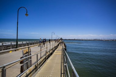 Port Phillip Bay, St Kilda, Melbourne, Victoria, Avustralya 'daki 700m uzunluğundaki L biçimli iskelenin manzarası