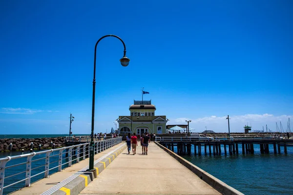 Port Phillip Bay, St Kilda, Melbourne, Victoria, Avustralya 'daki 700m uzunluğundaki L biçimli iskelenin manzarası