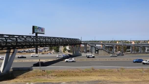 Kontinuerligt Trafikflöde Princes Freeway Nära Williams Landningsstation Melbourne Australien — Stockvideo