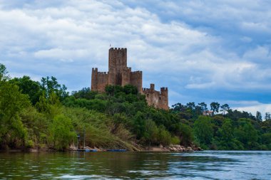 Almourol Ortaçağ Şatosu 12. yüzyılda Tapınak Şövalyeleri tarafından Tagus Nehri 'nin ortasındaki bir adanın tepesinde yeniden inşa edildi.