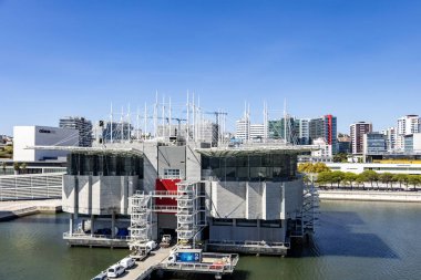 Lizbon akvaryumunun görüntüsü gondol asansöründen görülüyor ve arka planda Lizbon şehrinin manzarası var.