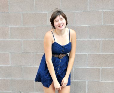 Dişi güzellik ifadeleri dışarıda bir duvara karşı..