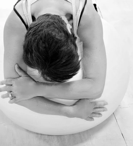 Maturo Bellezza Femminile Sulla Palla Yoga All Interno Del Centro — Foto Stock