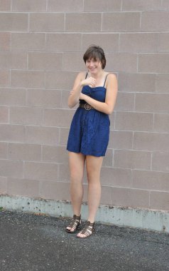 Kadın güzellik mankeni dışardaki duvara karşı..