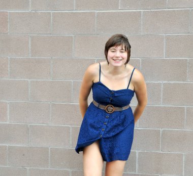 Kadın güzellik mankeni dışardaki duvara karşı..