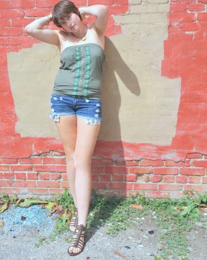 Kadın güzellik mankeni dışardaki duvara karşı..