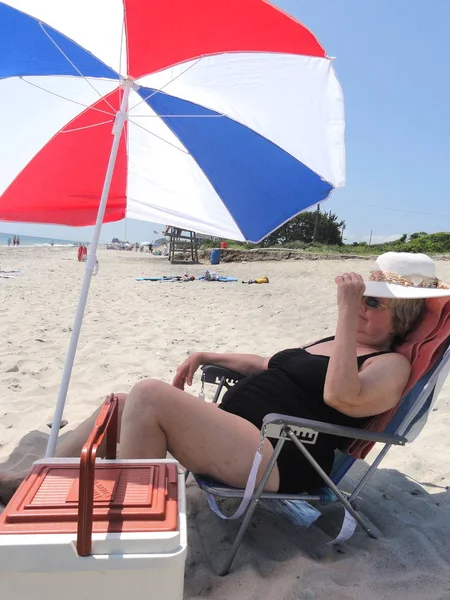 Mature Femme Senior Détente Sur Plage Plein Air — Photo