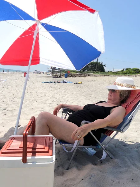 Maturo Femminile Anziani Relax Sulla Spiaggia All Aperto — Foto Stock