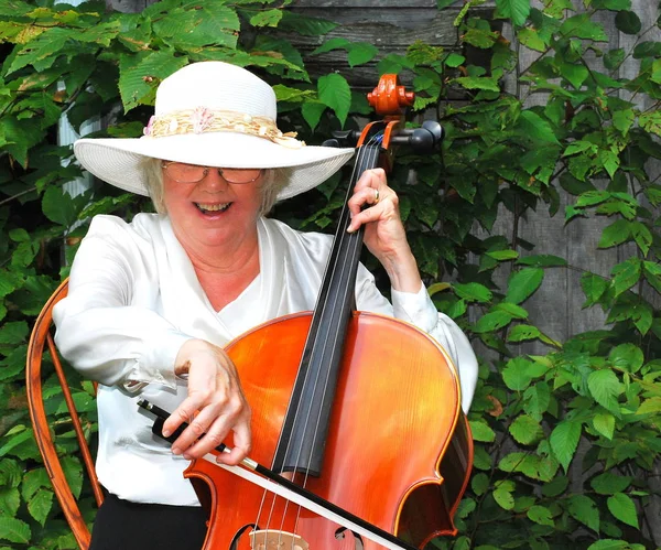 Violonchelista Hembra Madura Con Instrumento Afuera —  Fotos de Stock