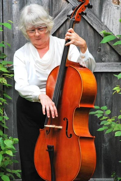 Violoncellista Donna Matura Con Suo Strumento Fuori — Foto Stock