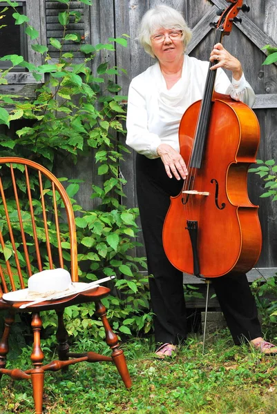 Violoncellista Donna Matura Con Suo Strumento Fuori — Foto Stock