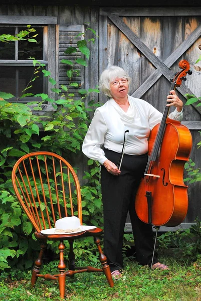 Violonchelista Hembra Madura Con Instrumento Afuera — Foto de Stock