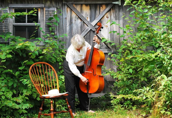 Mogna Kvinnliga Cellist Med Sitt Instrument Utanför — Stockfoto
