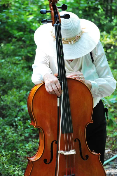 Mogna Kvinnliga Cellist Med Sitt Instrument Utanför — Stockfoto