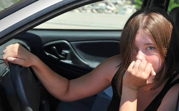 Sexy Vrouwelijke Bestuurder Testen Van Haar Nieuwe Auto — Stockfoto