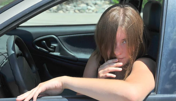 Сексуальная Женщина Водитель Тестирует Свою Новую Машину — стоковое фото