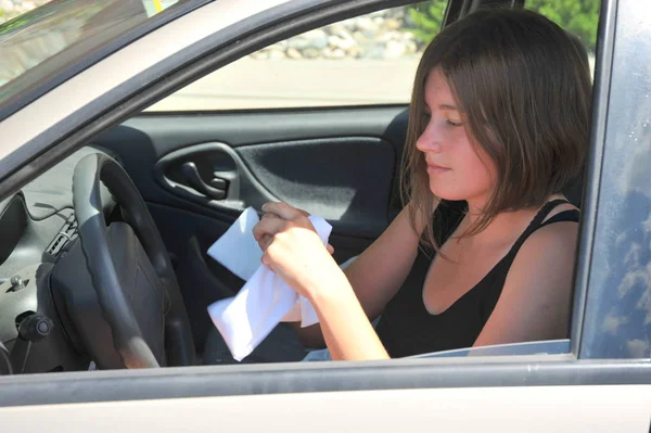 Sexy Driver Feminino Testando Seu Novo Carro — Fotografia de Stock