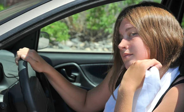 Sexy Vrouwelijke Bestuurder Testen Van Haar Nieuwe Auto — Stockfoto