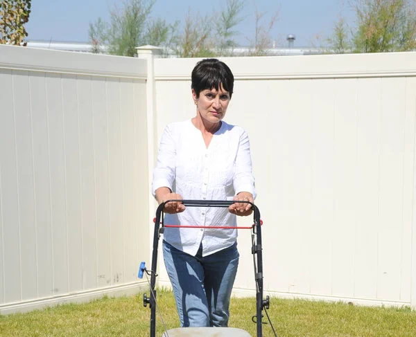 Maduro Beleza Feminina Fazendo Yardwork Casa — Fotografia de Stock