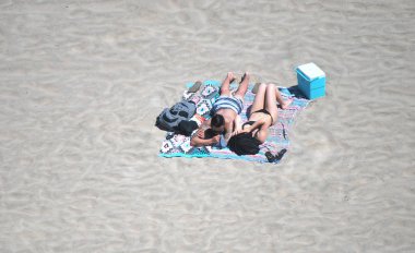 Santa Cruz, CA. 23 Nisan 2017. Circa: turist Santa, CA kum ve plaj zevk tatil.