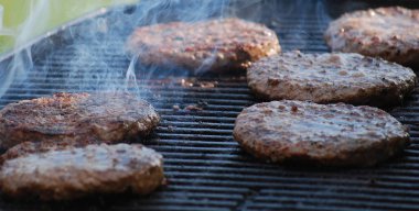 Hamburger ızgara bir Park açık havada.