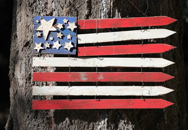 Houten Usa Vlag Geplaatst Een Boom Buitenshuis — Stockfoto