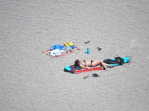 サンタクルス州 カリフォルニア州4月23日 2017 旅行者は サンタ カリフォルニア州の砂とビーチを楽しみます — ストック写真