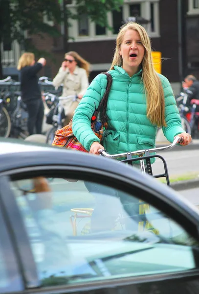 Amsterdam Netherlands Mai 2014 Circa Femeie Blondă Frumusețe Echitatie Bicicleta — Fotografie, imagine de stoc