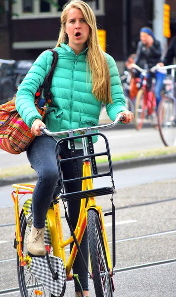 Amsterdam Netherlands Mai 2014 Circa Femeie Blondă Frumusețe Echitatie Bicicleta — Fotografie, imagine de stoc