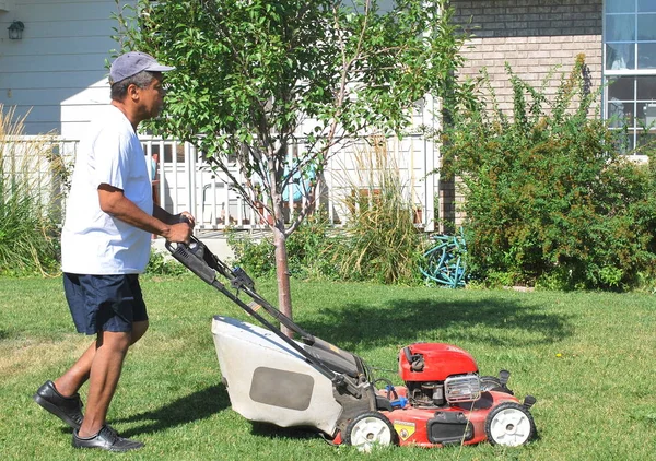 African Amerikan erkek yapıyor gömüyor açık havada.