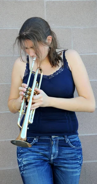 Kvinnlig Jazztrumpet Spelare Blåser Hennes Horn Utomhus — Stockfoto