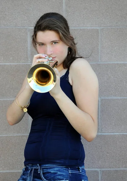 Mujer Trompetista Jazz Tocando Cuerno Aire Libre —  Fotos de Stock