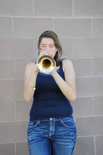 Mujer Trompetista Jazz Tocando Cuerno Aire Libre — Foto de Stock