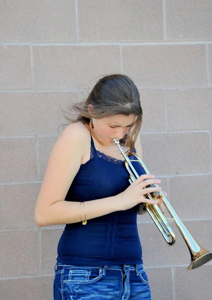 女性ジャズトランペット奏者吹いて彼女の角屋外 — ストック写真