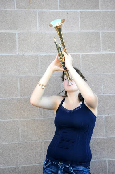 Female Jazz Trumpet Player Blowing Her Horn Outdoors — Stock Photo, Image