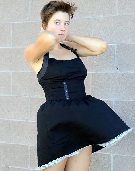 Bir elbise arıza açık havada rüzgarda kadın güzellik moda modelinde.