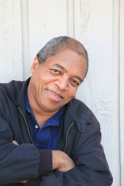 Africano Americano Masculino Expressões Seniores Contra Uma Parede Fora — Fotografia de Stock