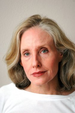 Olgun sarışın kadın model ifadeleri..