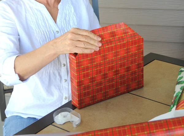 Madura Belleza Femenina Envolver Regalos Navidad Para Temporada Navideña — Foto de Stock