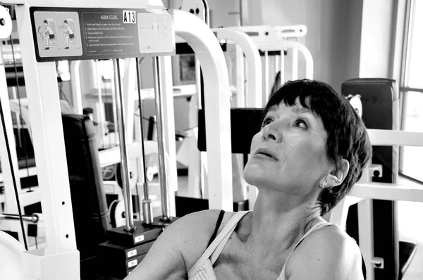 Mature Female Beauty Working Out Weight Machines — Stock Photo, Image