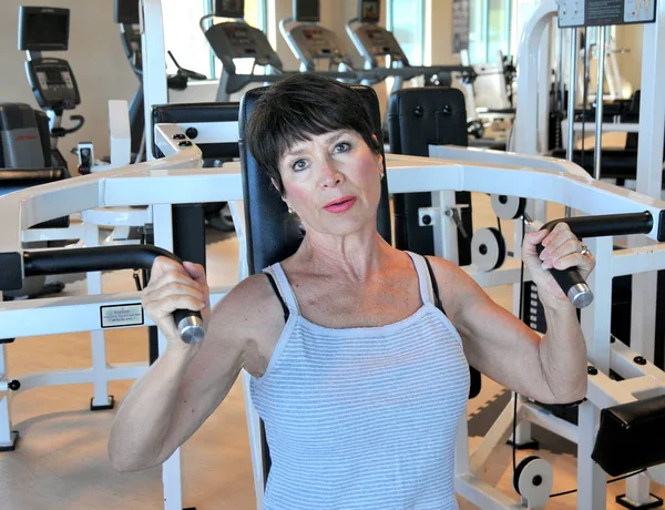 Reife Weibliche Schönheit Trainiert Auf Gewichtsmaschinen — Stockfoto