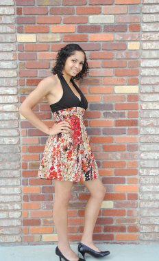 Afro-amerikan kadın güzellik manken ifadeleri açık havada.