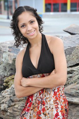 Afro-amerikan kadın güzellik manken ifadeleri açık havada.