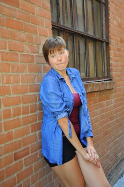 Kadın güzelliğinin artı boyutu modeli ifadeler dışında moda.