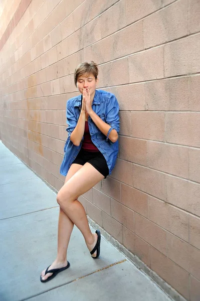 Kadın güzelliğinin artı boyutu modeli ifadeler dışında moda.