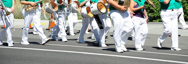 Marching Band Berseragam Tampil Dalam Parade Luar Ruangan — Stok Foto