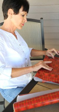 Tatil için olgun kadın güzelliğinin Xmas sarma sunar.