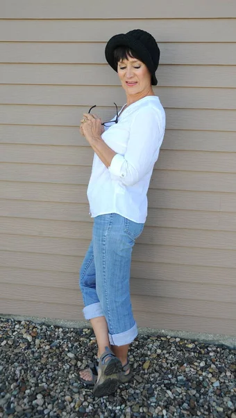 Madura Belleza Femenina Modelo Moda Pie Contra Una Pared Exterior — Foto de Stock