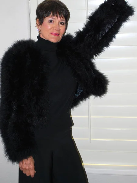 Reife Weibliche Schönheit Mode Modell Trägt Ein Schwarzes Pelz Outfit — Stockfoto